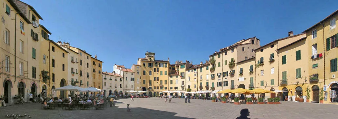 Piazza dell’Anfiteatro a Lucca
