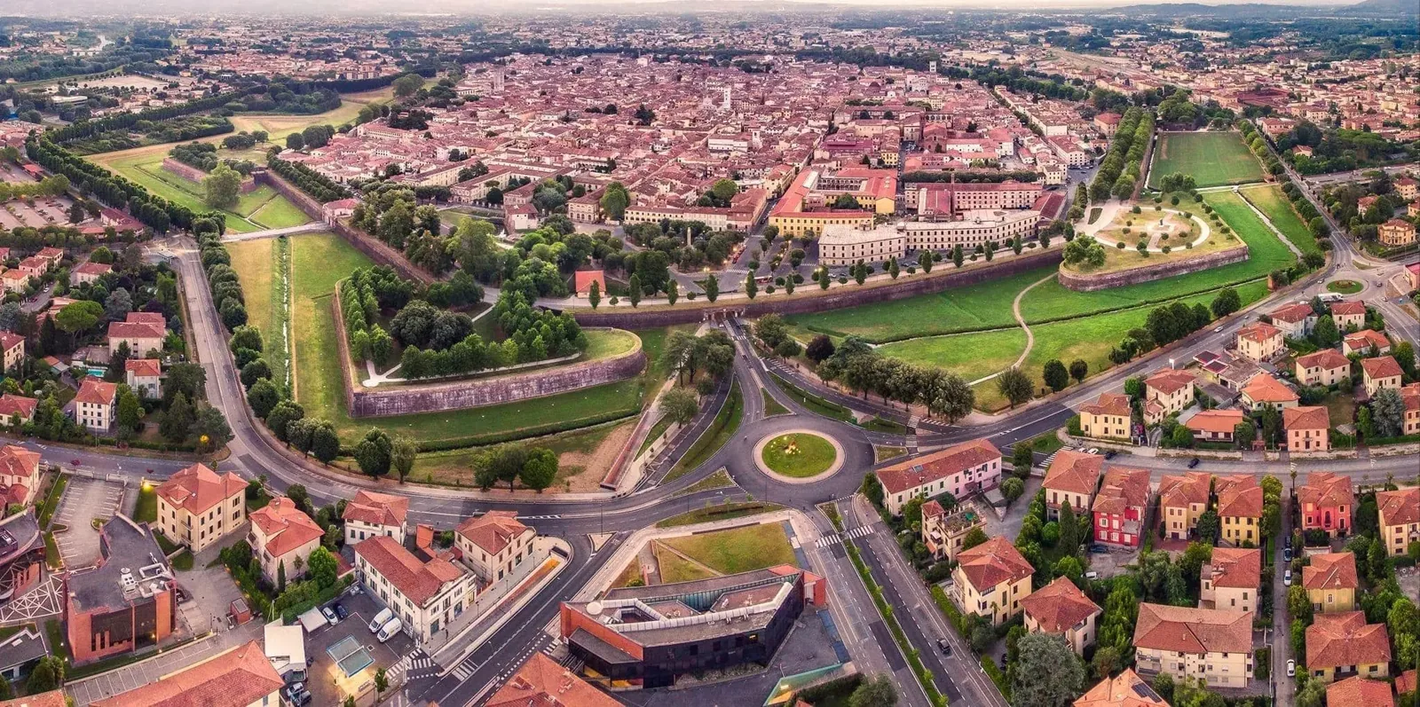 Lucca vista dall’alto, con le Mura e il centro storico