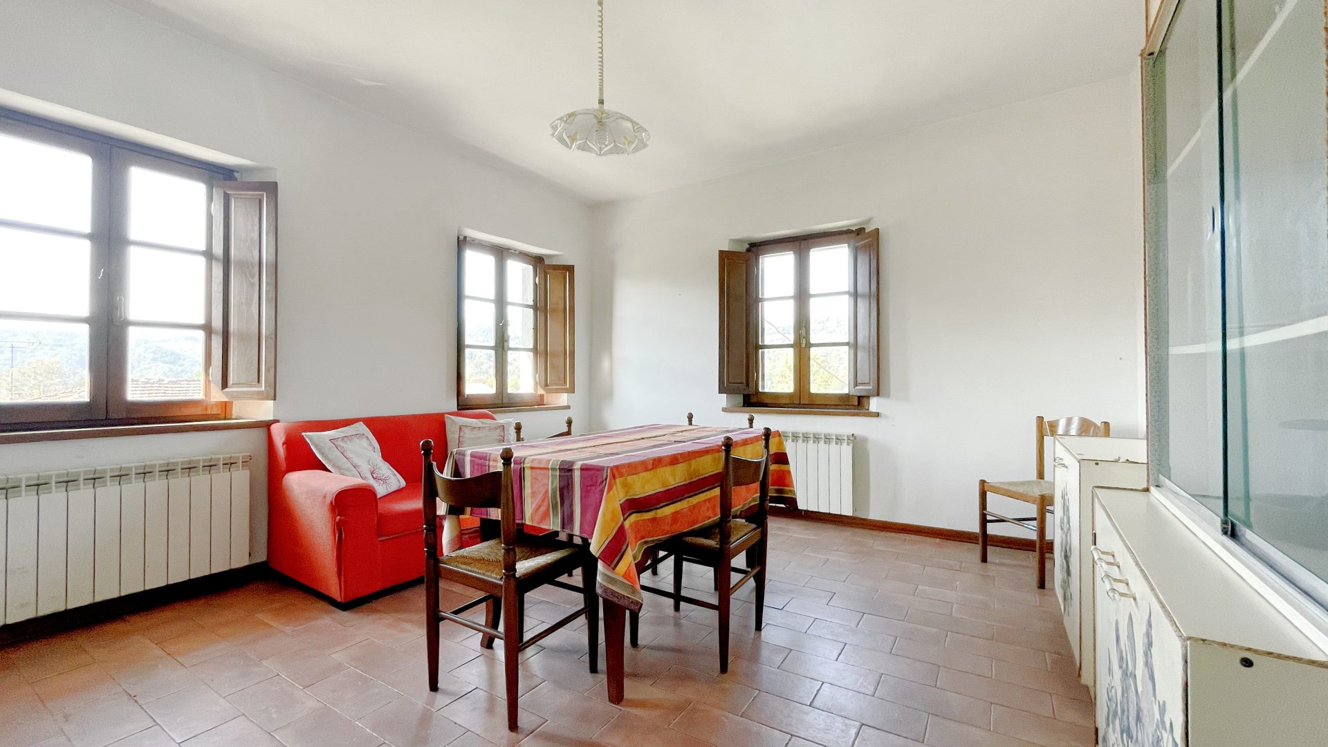 SECOND-FLOOR APARTMENT